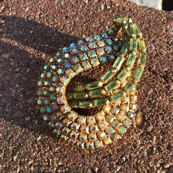 Sparkly midcentury prong set iridescent rhinestone costume swirl brooch, pin - Picture 4 of 5